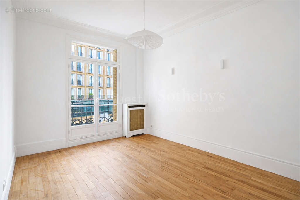 Appartement à PARIS-16E