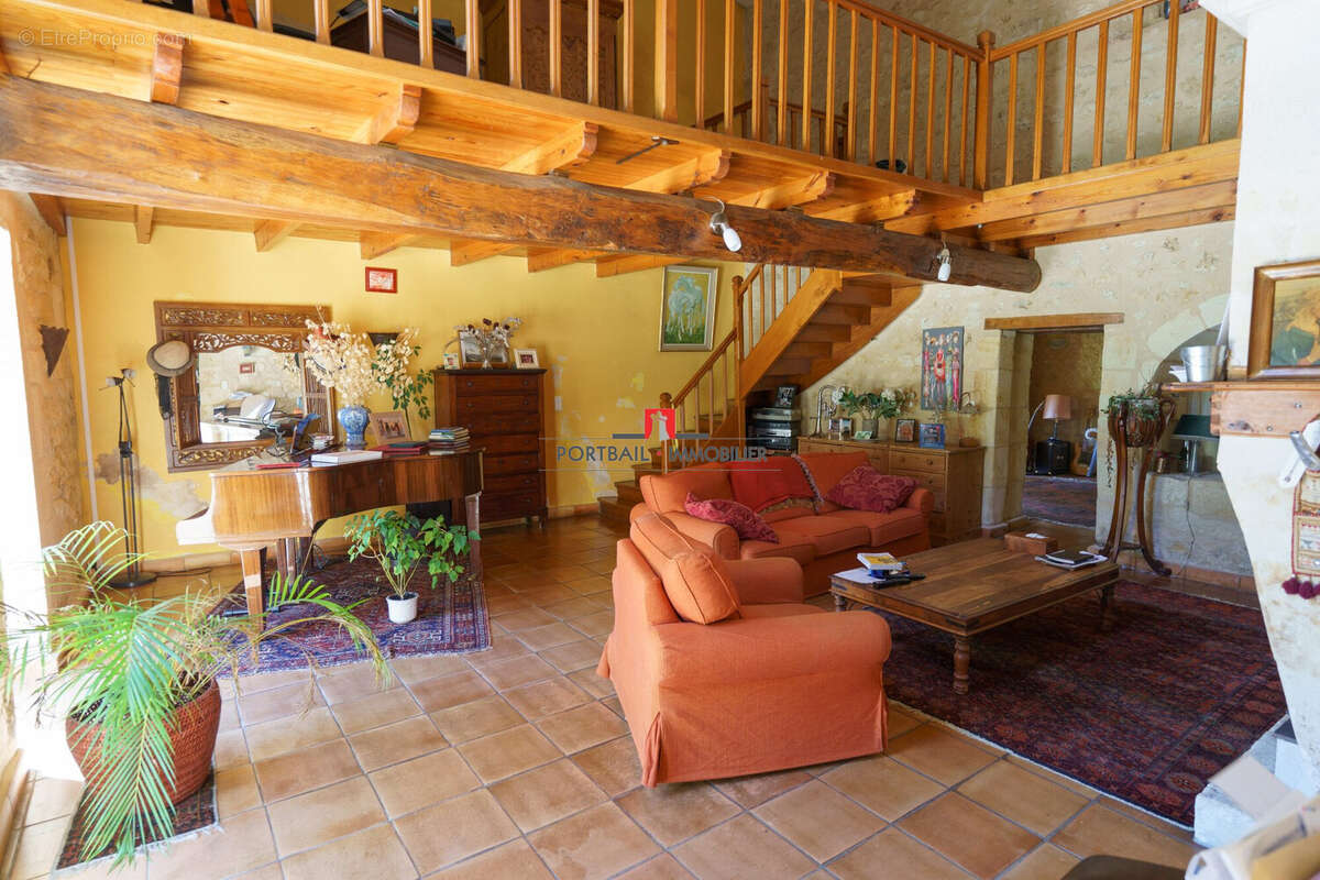 Maison 272 m² à Saint-Andre-De-Cubzac  - photo 7
