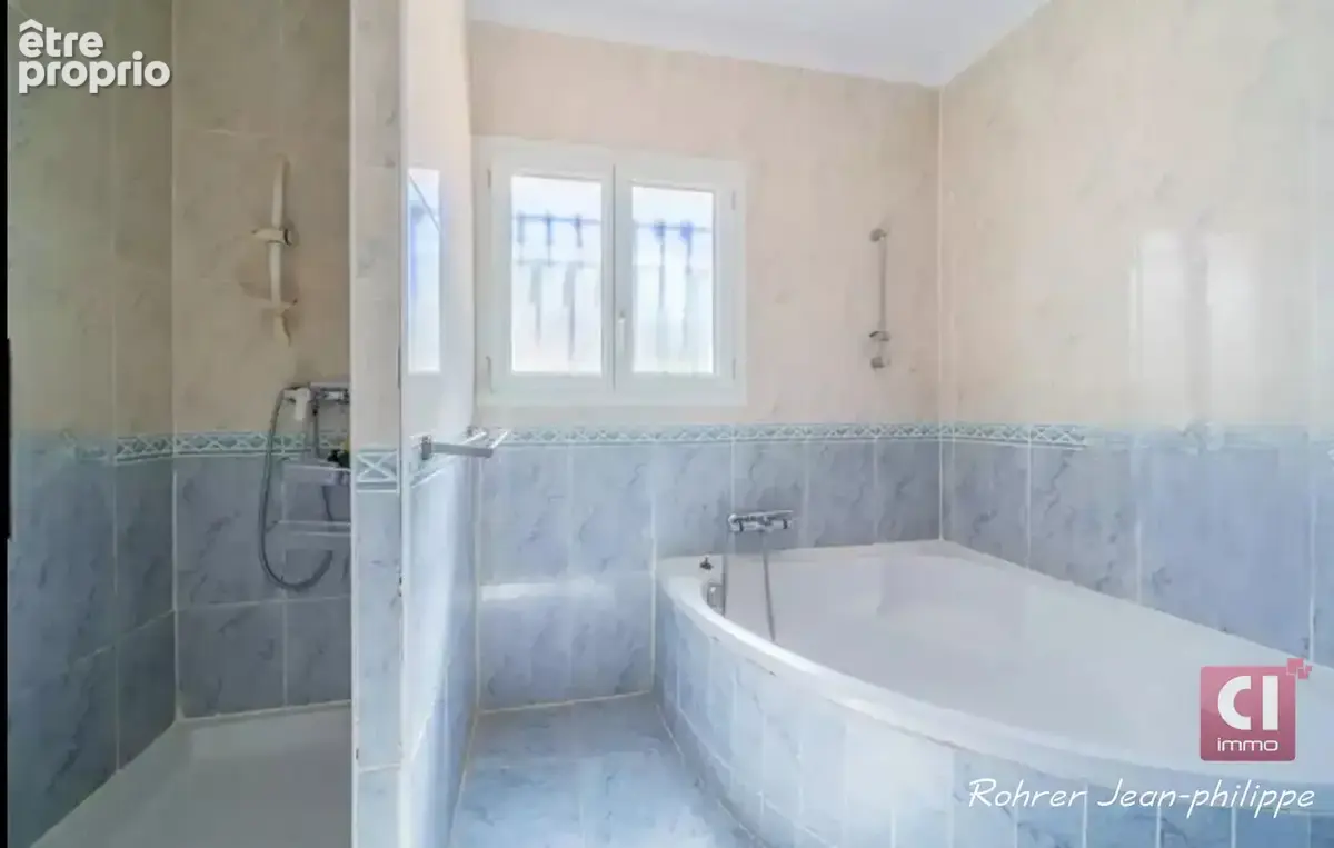 Maison de plain-pied de 213 m² sur 2 056 m² de terrain avec piscine, véranda et double garage Le Luc - photo 4