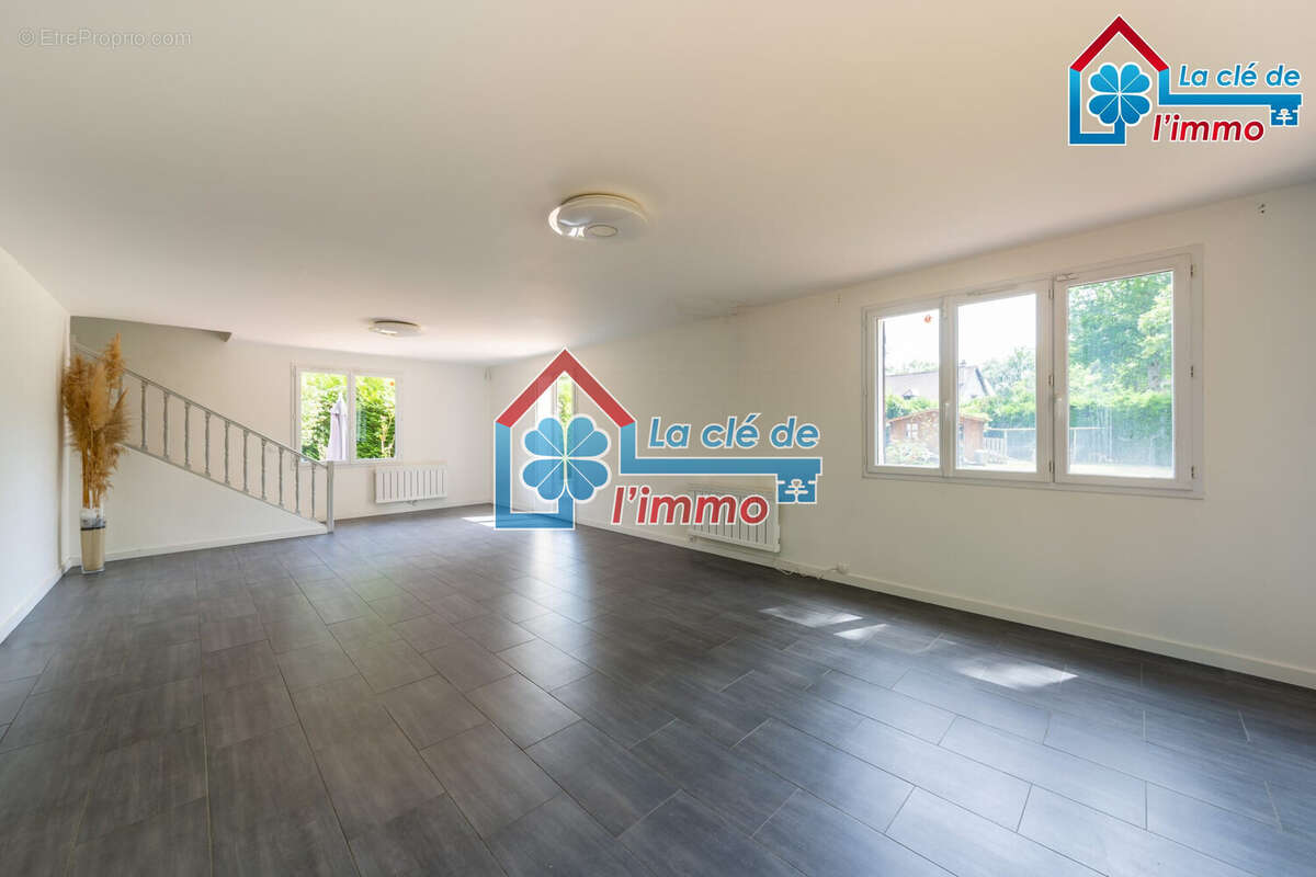 Maison 263 m² à Saint-Sauveur-Sur-Ecole  - photo 5