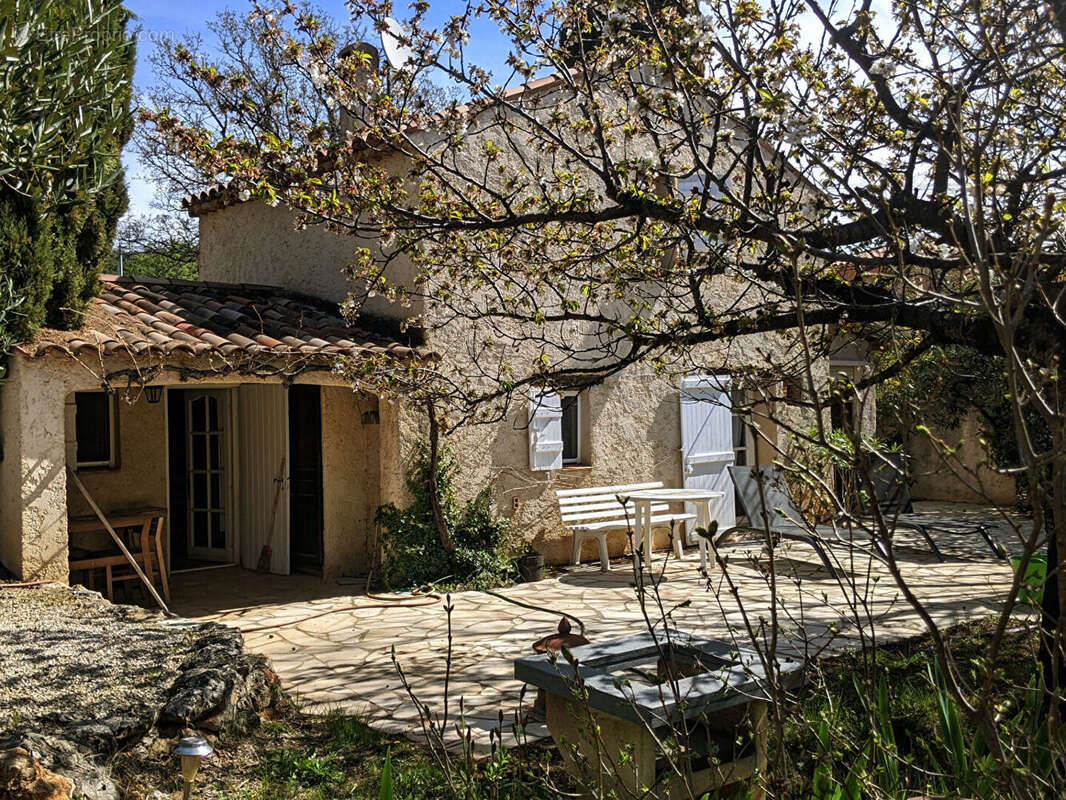 AUPS, superbe propriété comprenant une villa d'architecte ,un bastidon et piscine sur 2996 m2. - photo 9