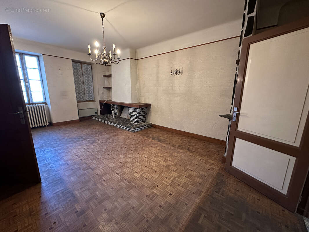 Maison à LA ROCHE-CHALAIS