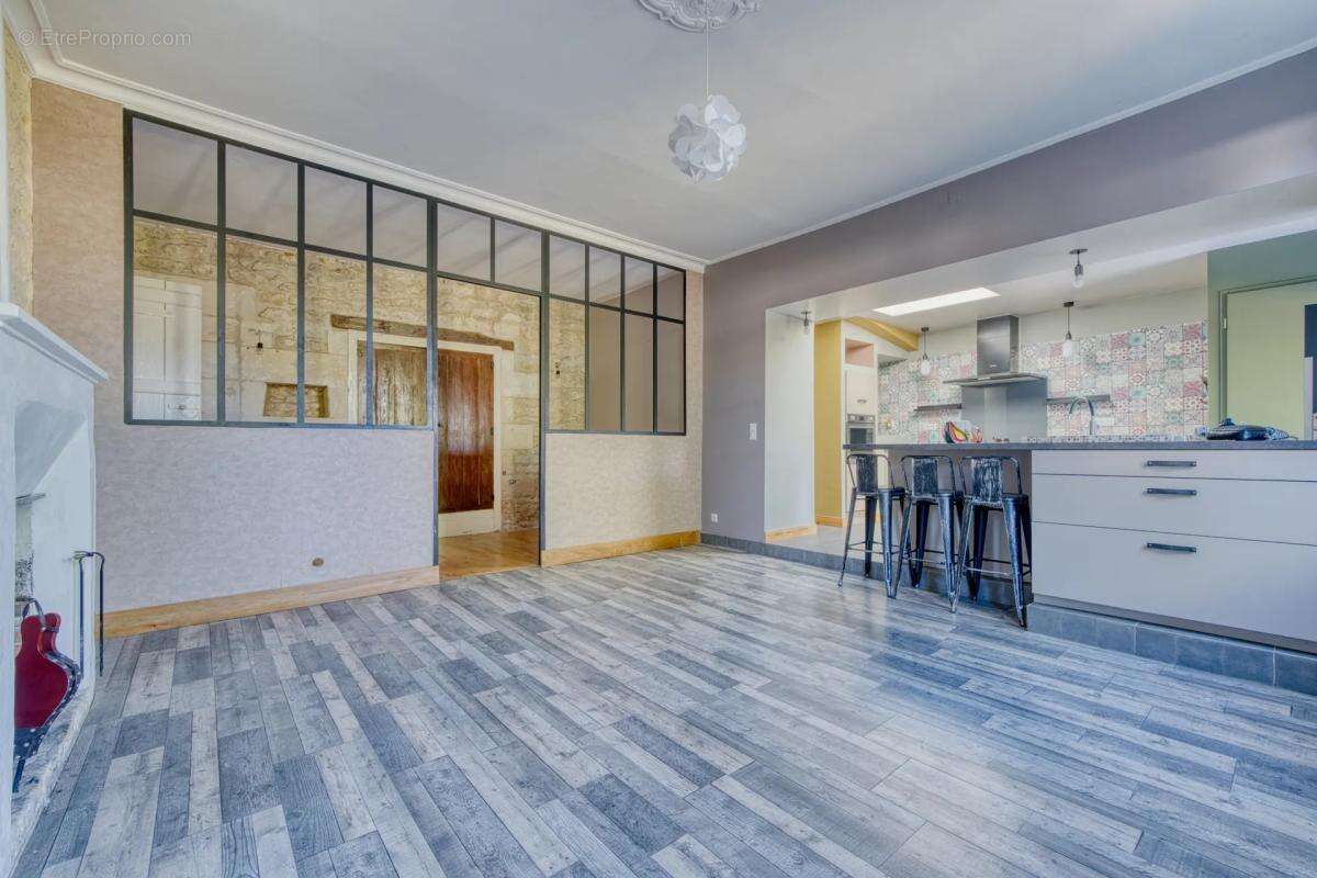 Maison de caractère de 242 m² - Saintes - photo 5