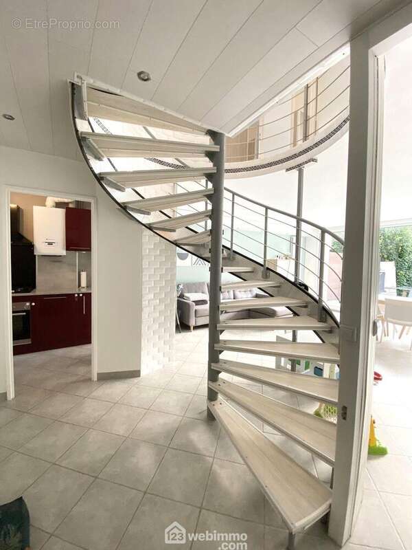 vue de l&#039;escalier totalement ouvert - Maison à BONDOUFLE