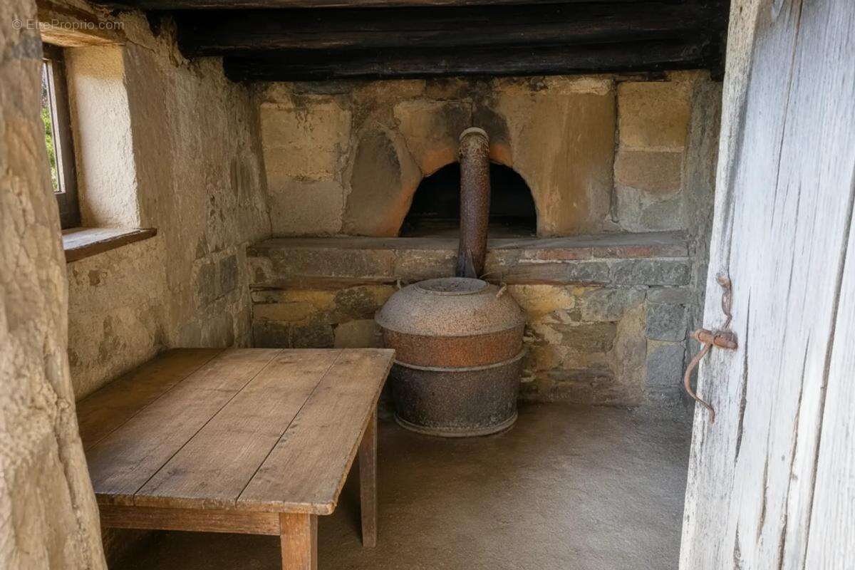 Maison en pierre avec étang et vastes dépendances - photo 14