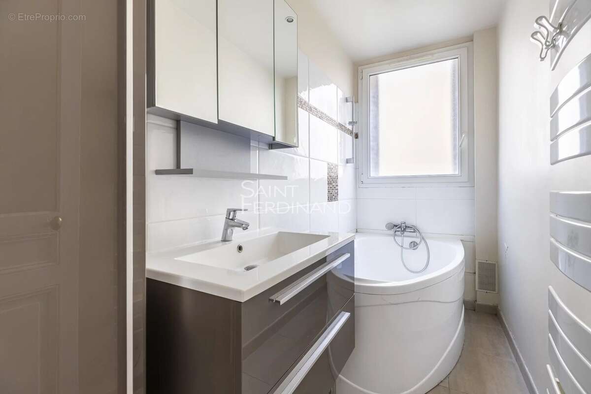 Appartement à PARIS-17E