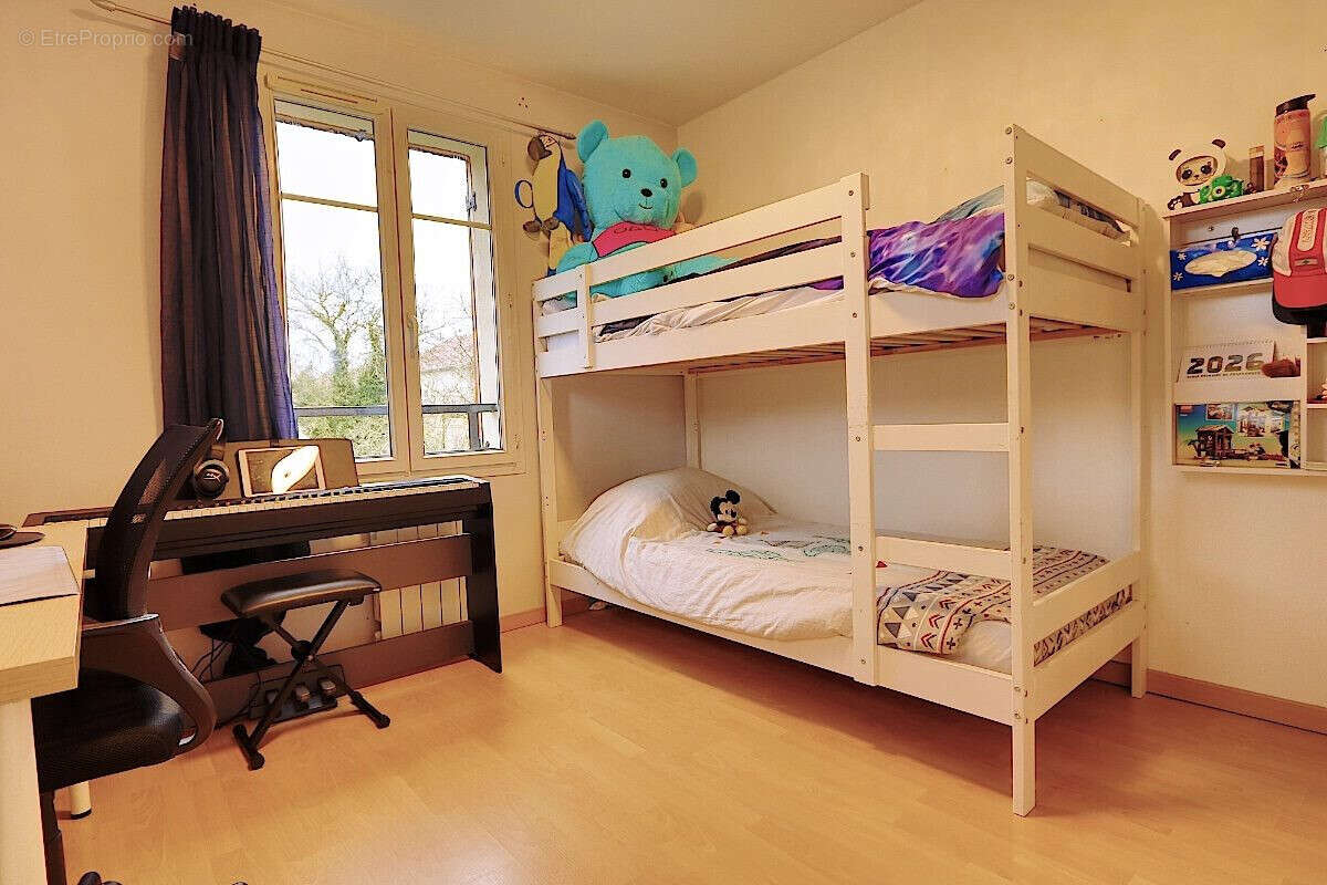 Chambre 2 avec Placards - Appartement à VILLY-LE-PELLOUX