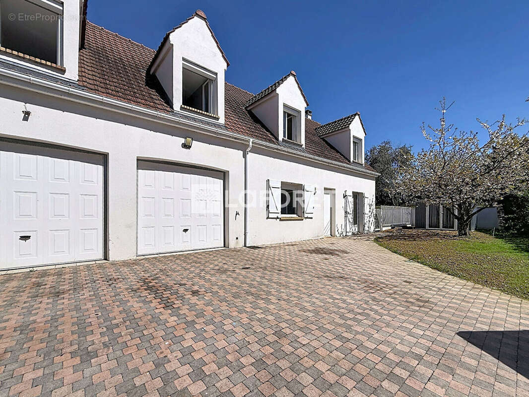 Maison à SAVIGNY-LE-TEMPLE