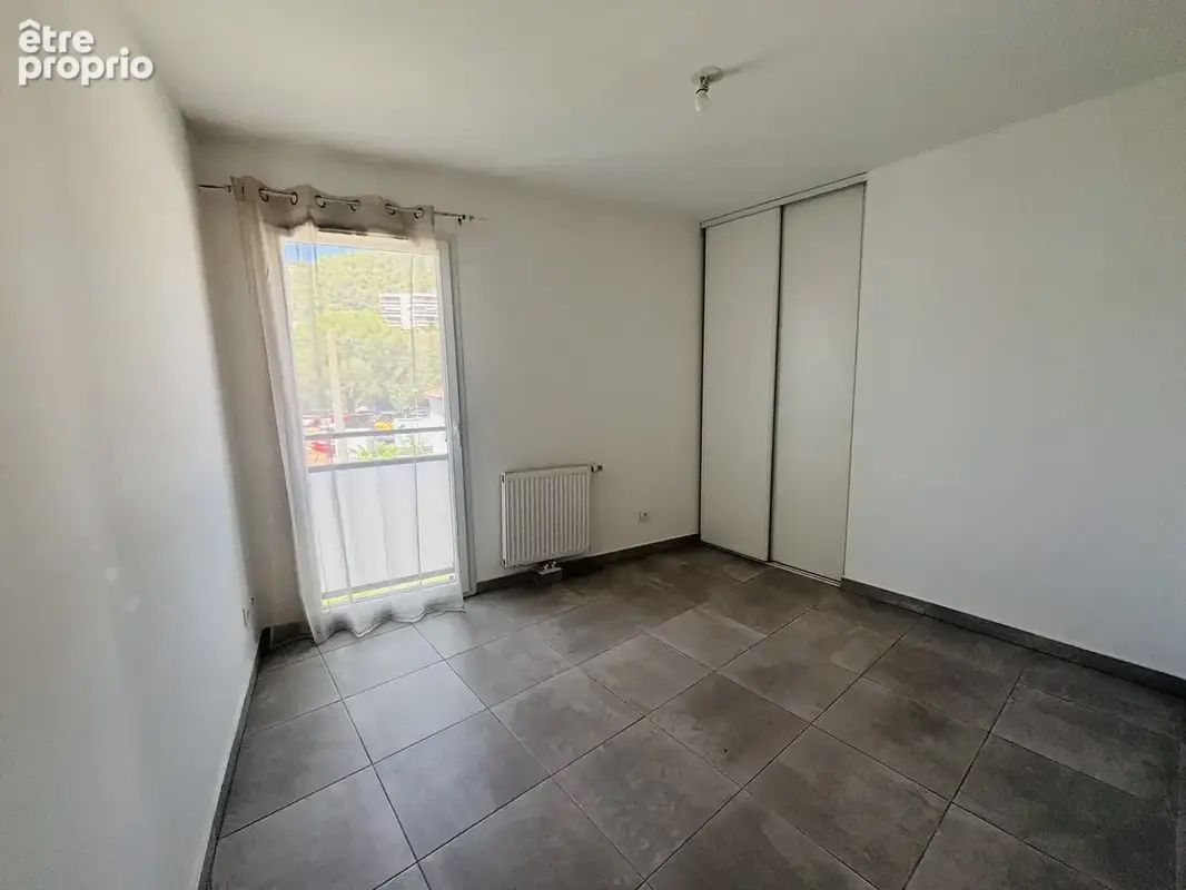 La garde centre ville - type 3 terrasse et parking, vue rocher - photo 4