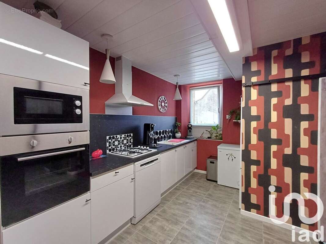 Maison 100 m² à Saint-Maurice-Aux-Riches-Hommes  - photo 3