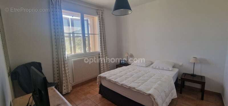 Maison à SAINT-MITRE-LES-REMPARTS