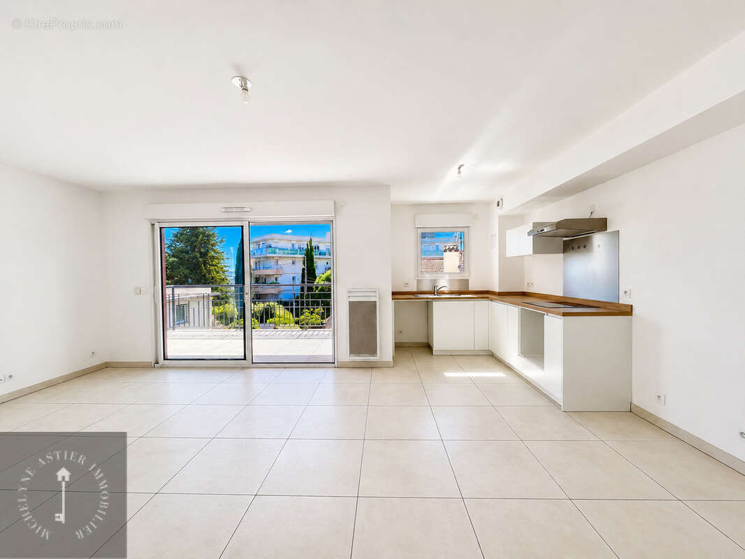 Appartement à SAINT-LAURENT-DU-VAR