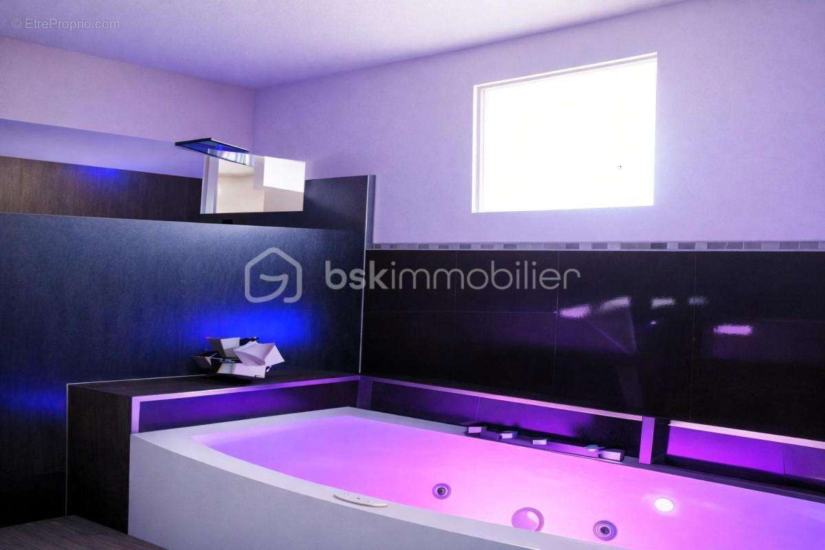 Propriete + 2 studios loués 1 100€/mois – piscine – terrain clôturé arboré 2 200m² – - photo 13