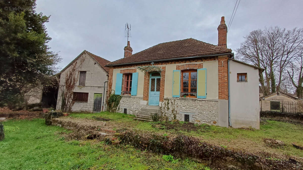 Maison à LES ORMES-SUR-VOULZIE