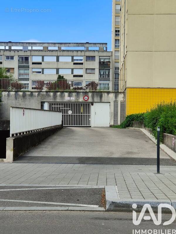 Photo 1 - Parking à DIJON