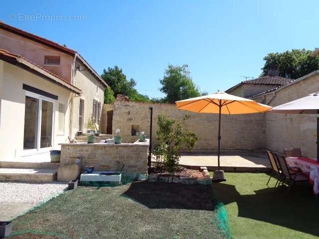 Joli maison de village de 3 chambres avec une cour ensoleillée et un parking - photo 13