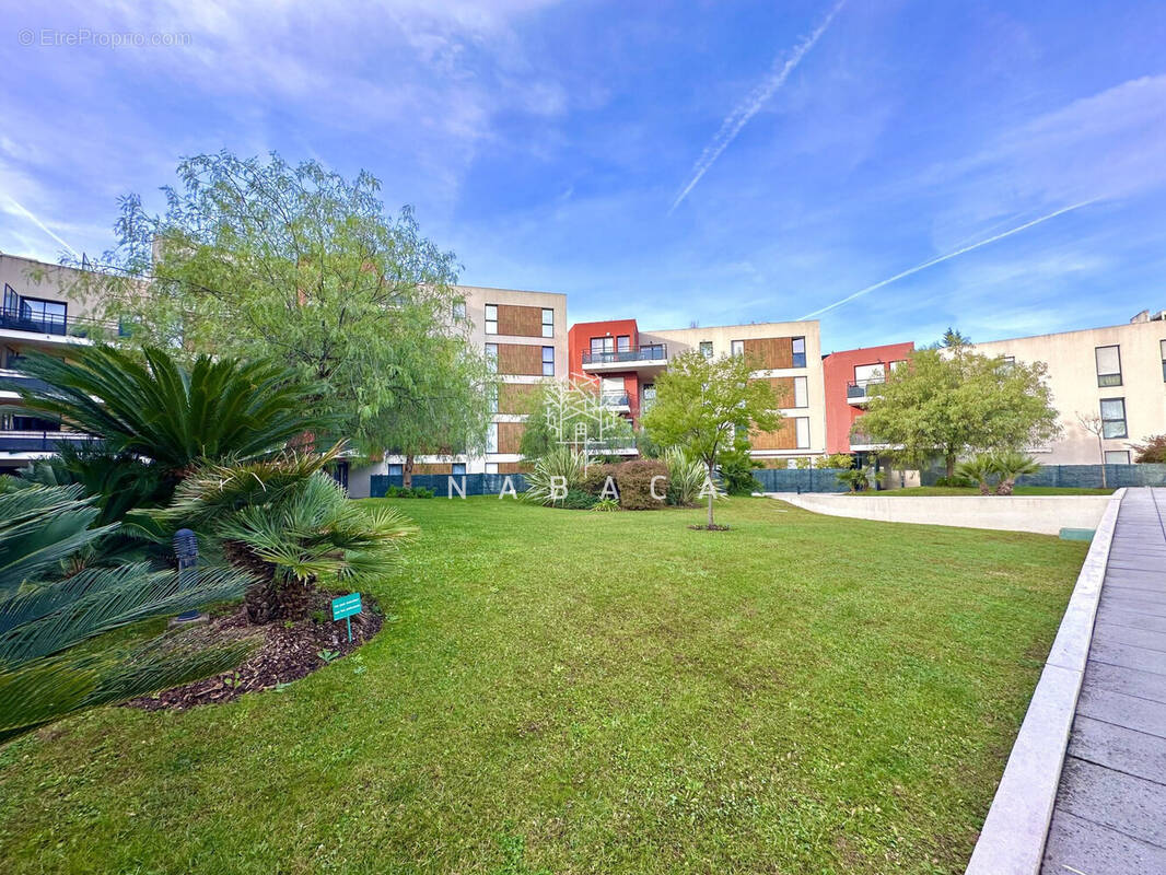 Appartement à LA ROQUETTE-SUR-SIAGNE