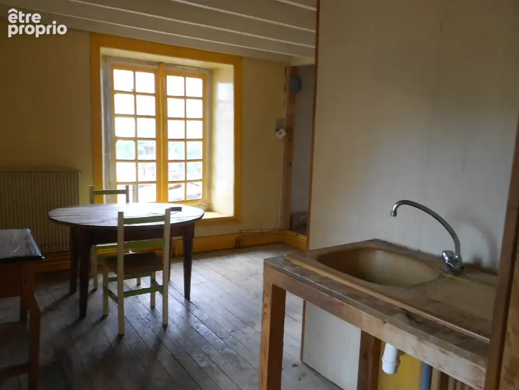 Maison sur 2 niveaux, d'environ 105 m2 habitables à rénover, centre Augerolles - photo 7