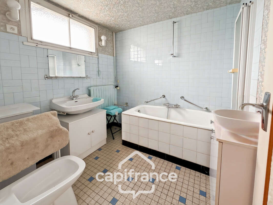 Maison à vendre maison 5 pièces dont 3 chambres VILLIERS (86) Terrain de 1028 m² avec dépendances - photo 20