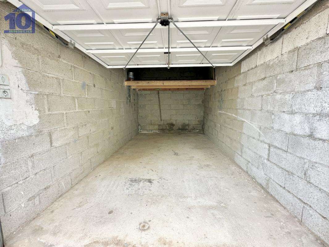 Parking à VALRAS-PLAGE