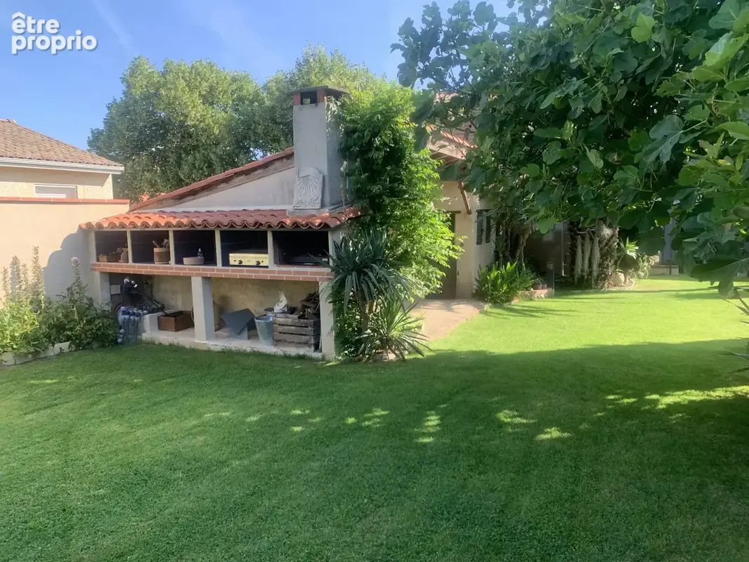 Maison de ville 7 pièces de 240 m2 avec jardin paysager, piscine et dépendances - photo 5