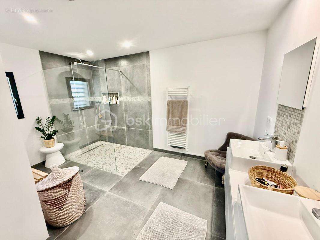 Magnifique propriété style loft de 293 m² sur un terrain de 1 360 m² à Lons - photo 7