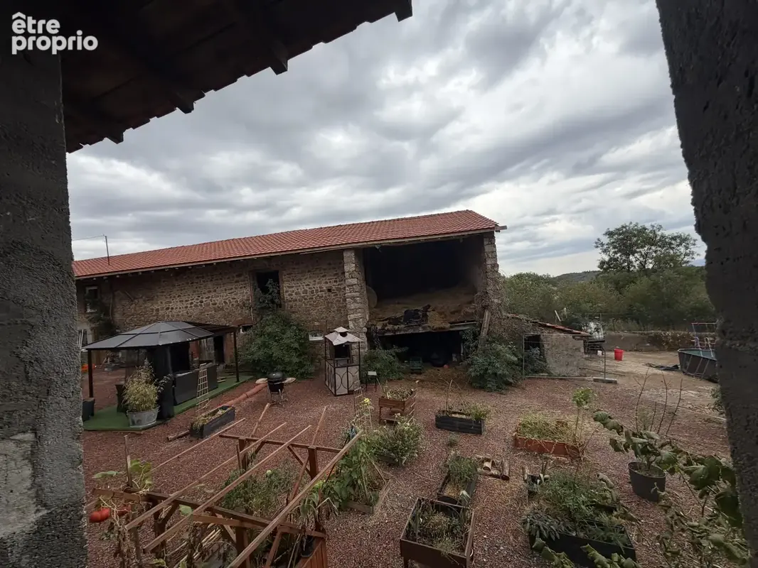 Corps de ferme en pierres renove avec dependances sur 8000 m2 de terrain - photo 15