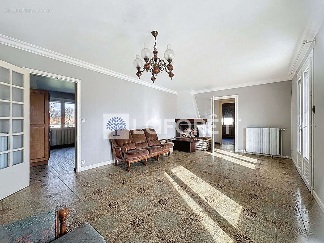 À vendre - Maison de 100 m2 en plein bourg de La Peyratte - photo 7
