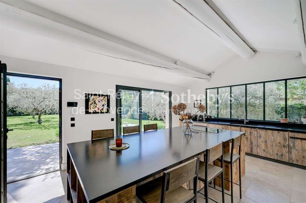Exclusivité. Rare, Eygalières, belle maison rénovée en centre village avec jardin et piscine - photo 12