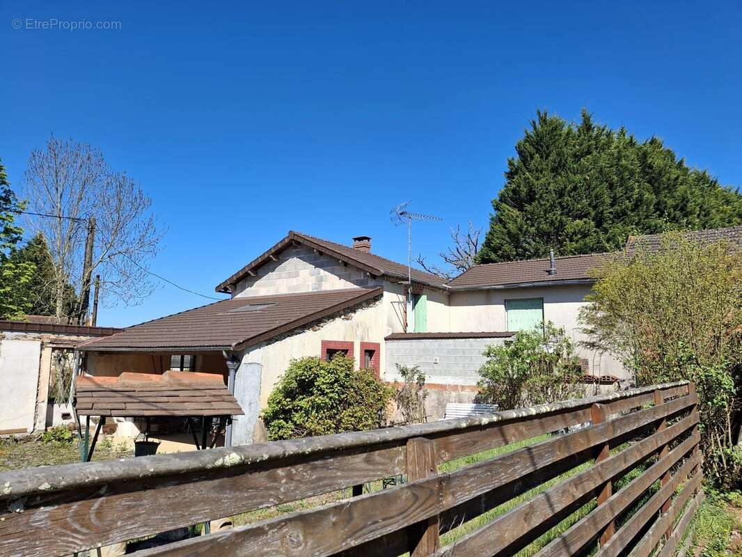 Grande maison familiale à rénover, grange, dépendances et plus de 2 hectares de terrain - photo 11