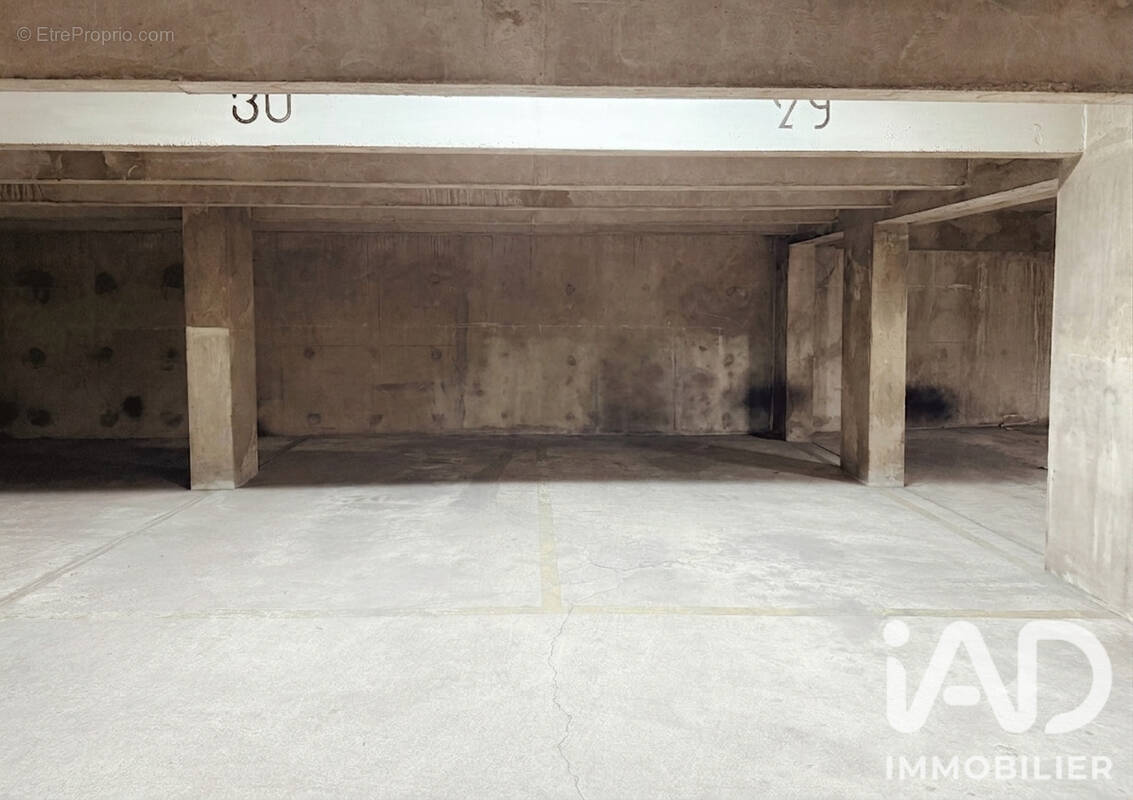 Photo 1 - Parking à PARIS-10E