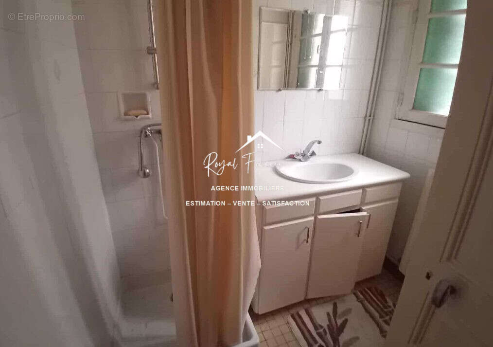 Salle d\&#039;eau RDC - Maison à YZEURES-SUR-CREUSE