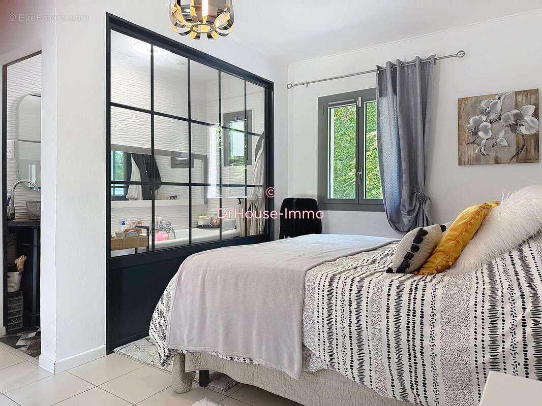 Maison à NOTRE-DAME-DE-SANILHAC