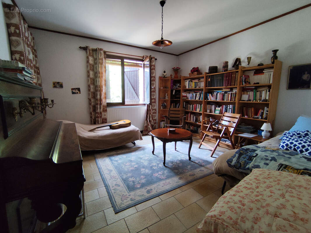 Maison à SAINT-GENIS-LES-OLLIERES