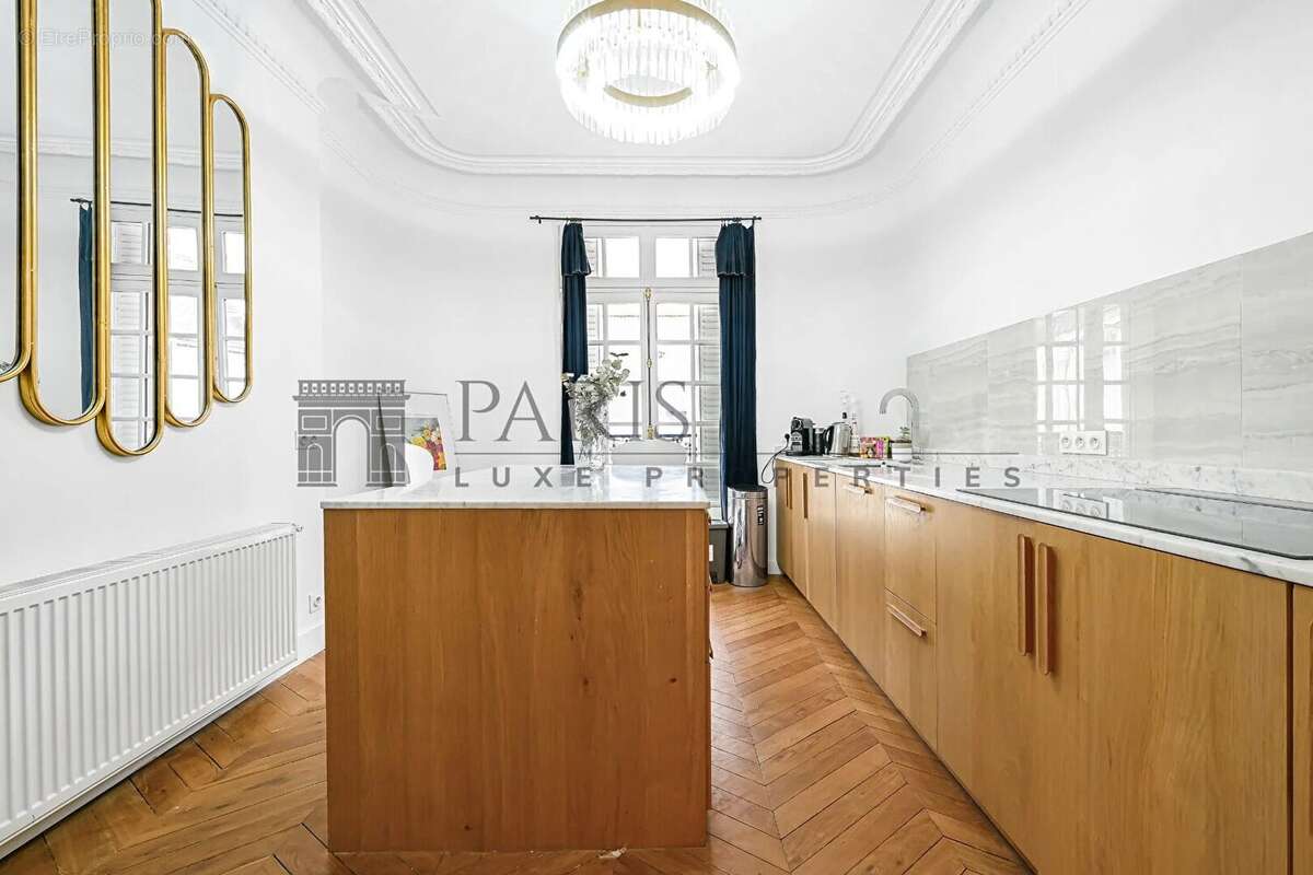 Appartement à PARIS-16E