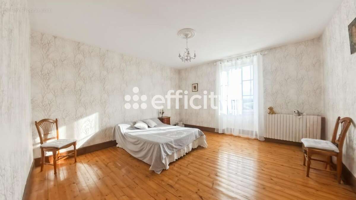 Maison à SAINT-PASTOUR