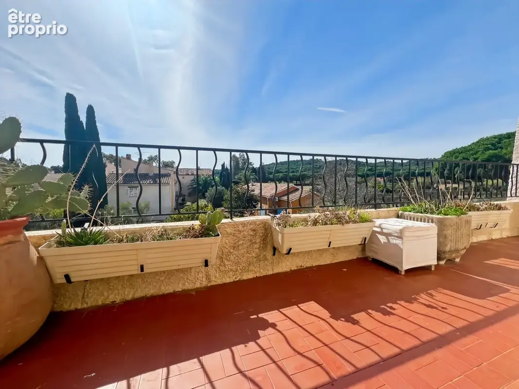 Appartement à vendre 4 pièces PORQUEROLLES (83), rare à la vente appartement 2 terasses et cave, vue et calme - photo 5