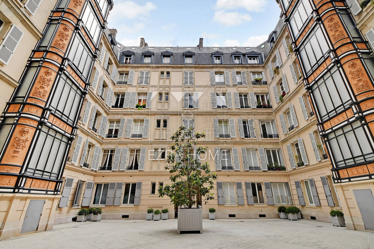 Appartement à PARIS-16E