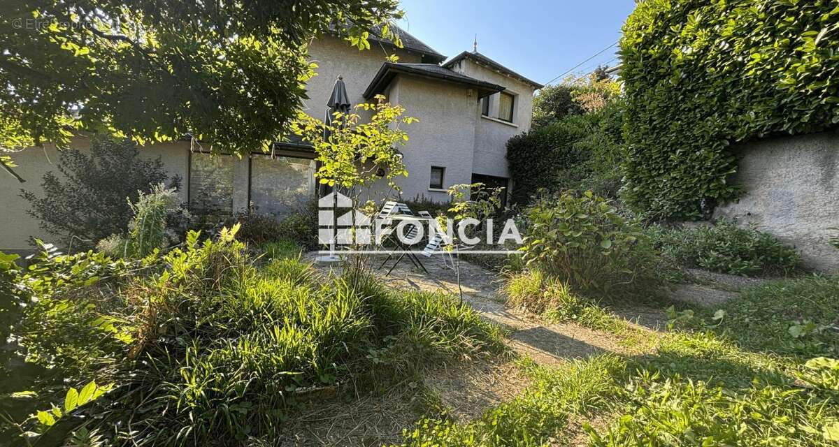 Maison de caractère de 186m2 et son terrain de 810m2 à Chambéry - photo 2