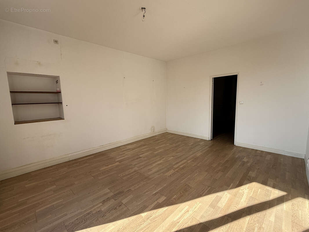 Maison à CREUZIER-LE-VIEUX