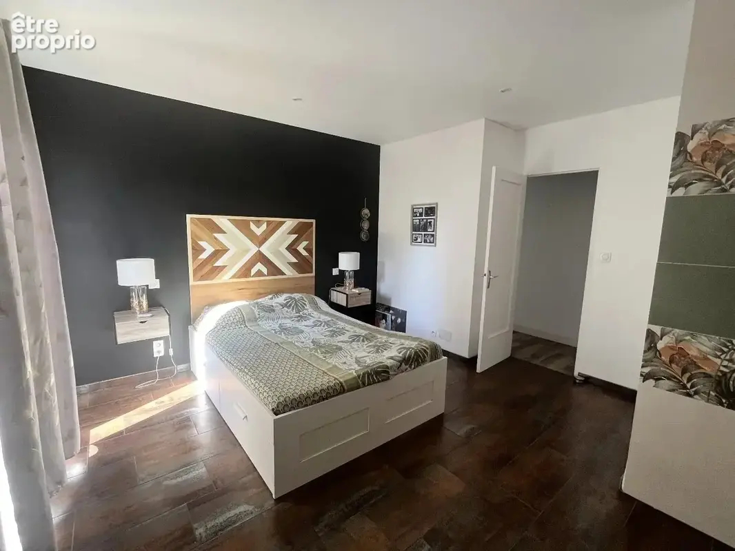 Hors lotissement, avec vue dégagée, villa plain pied, 3 chambres, 2 sanitaires, piscine, garage et dépendance - photo 7