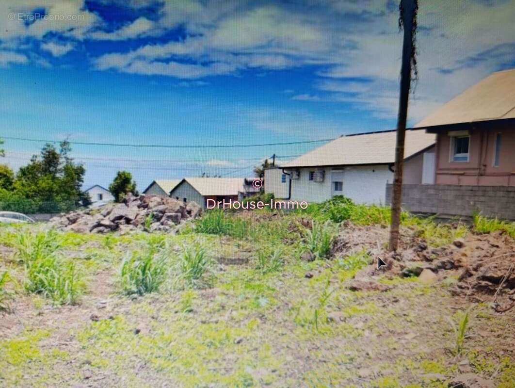 Terrain à LE TAMPON