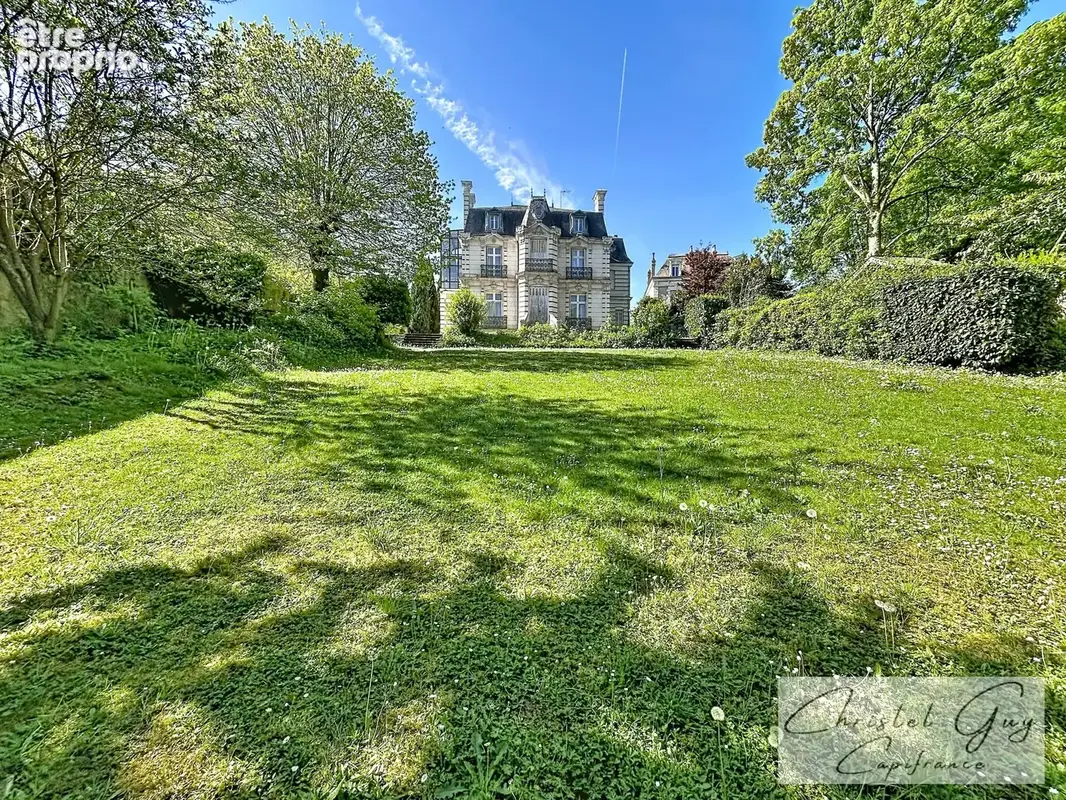 Maison de Maître, coeur de ville MONTVAL-SUR-LOIR (72), 6 chambres, terrain 2090 m² - photo 1