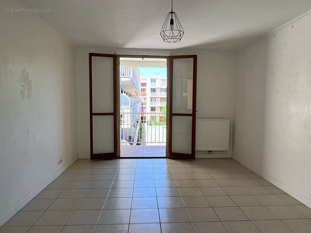 Appartement à vendre Les Prairies, Saint-Mitre Marseille 13e - T3 avec balcon, cave - photo 3