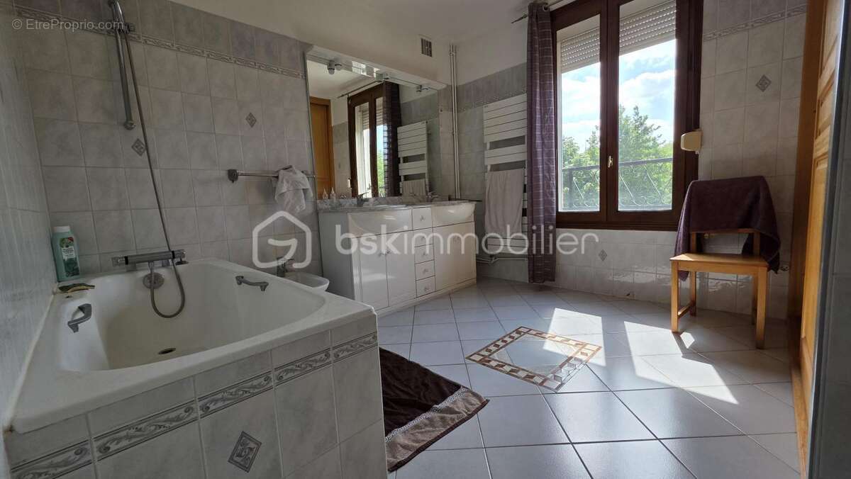 Maison à VARENNES-JARCY