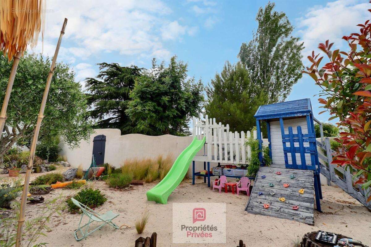 Maison familiale 4 chambres - 152 m² - Maison d'hôtes de 20 m2 - Piscine - Jardin paysager - Panneaux photovoltaiques - Belle pa - photo 4