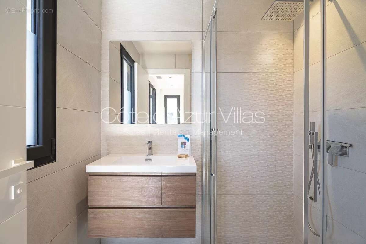 Maison à ROQUEFORT-LES-PINS