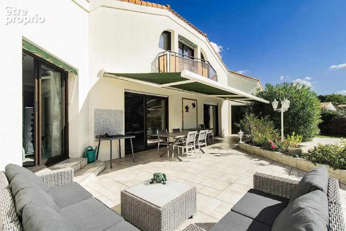 Maison de standing de 230 m², 3 chambres (possibilités 4), mezzanine, bureau, jacuzzi et piscine sur plus de 3000 m² - photo 2