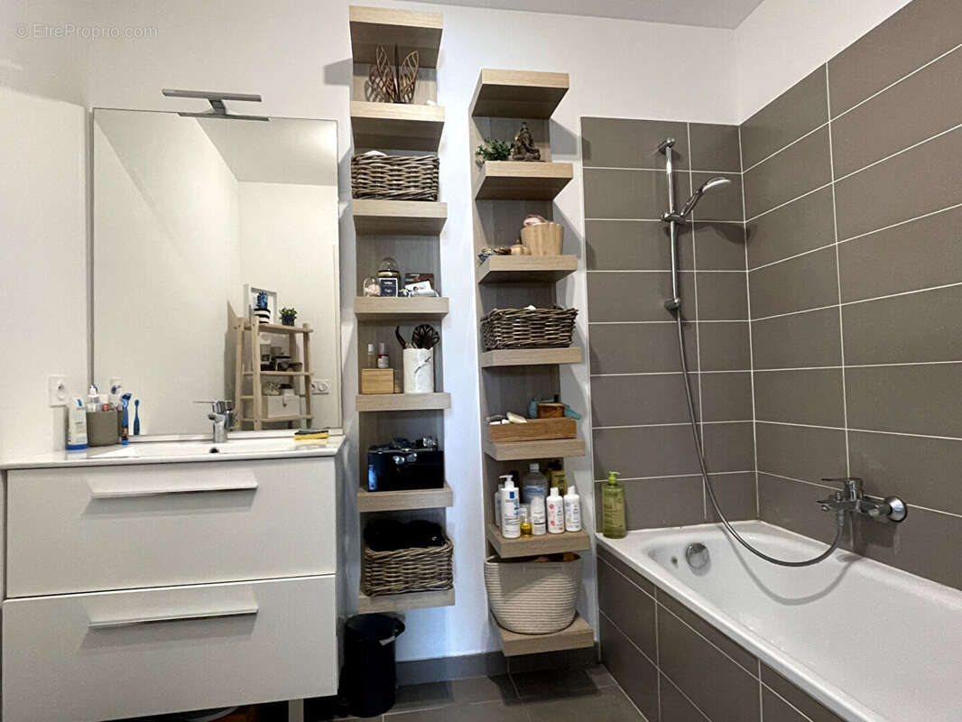 Appartement à SAINT-LAURENT-DU-VAR