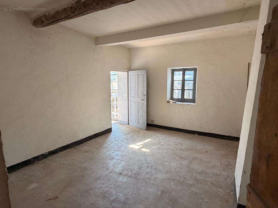 Maison À Vendre - 5 pièces - 3 chambres - Cour intérieure - photo 16